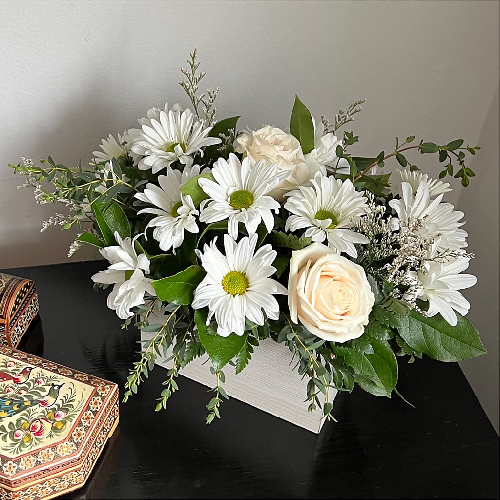Fresh Linen Box Bouquet – Davinci Flower Shop Ltd, Scarborough ON