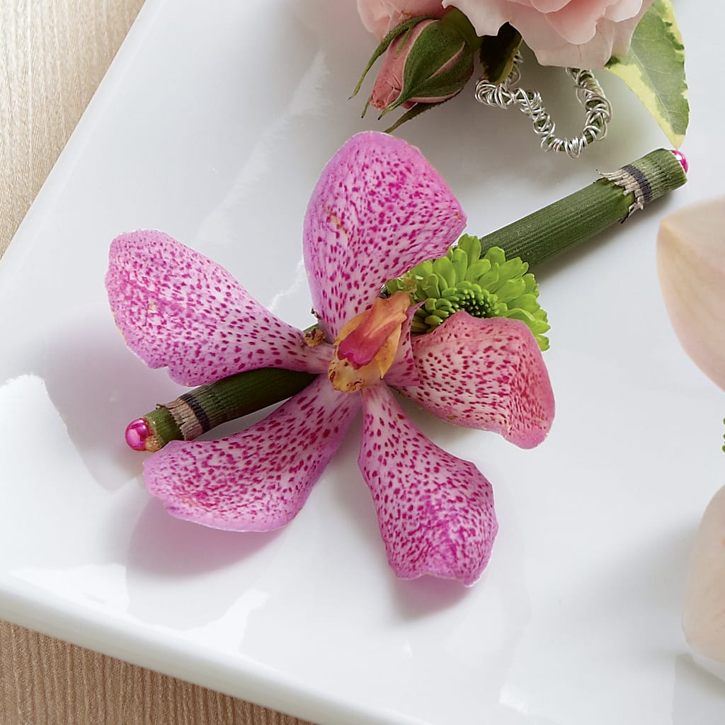 Boutonnière en mokara rose